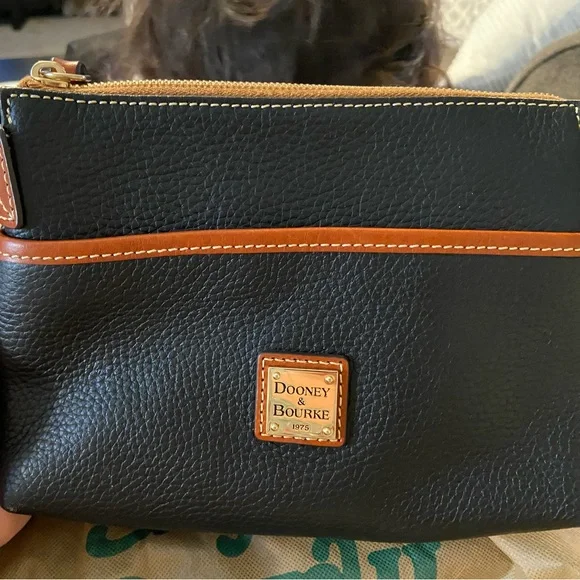 Black pebble leather Dooney and Bourke crossbody - Picture 2 of 10